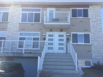 Grande cuisine avec îlot, entrée lave-vaisselle, laveuse-sécheuse 2 balcons, secteur tranquille, pro...