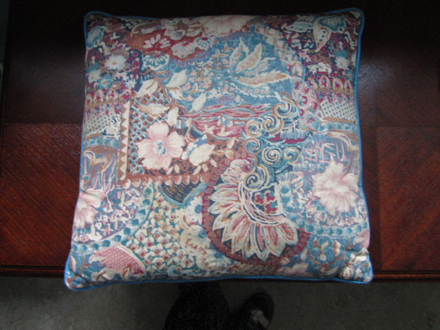 Accent Cushion Pillow in Home Décor & Accents in Dartmouth