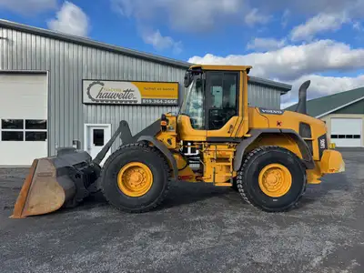 Loader 4x4 Automatique Cabine Godet Attache Rapide Hydraulique Ride Control Pneus a neige Neufs Aucu...