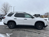 Platinum White Pearl 2023 Honda Pilot TrailSport, with just 52,295 kilometers, redefines family adve... (image 3)