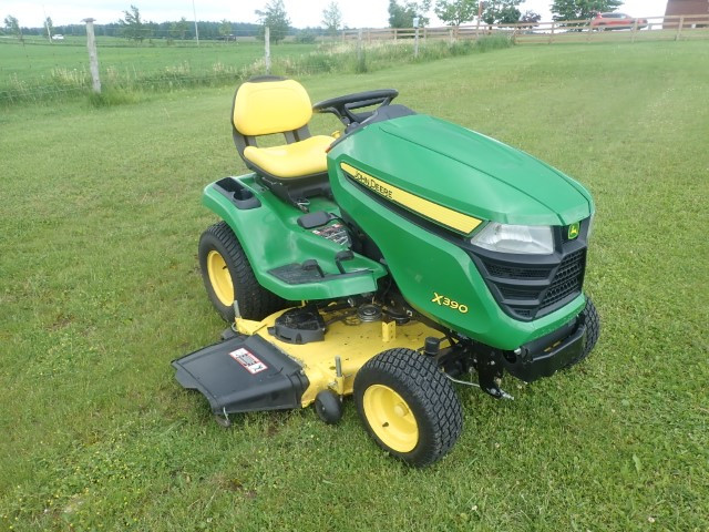2020 John Deere Riding Lawn Mower in Lawnmowers & Leaf Blowers in Barrie