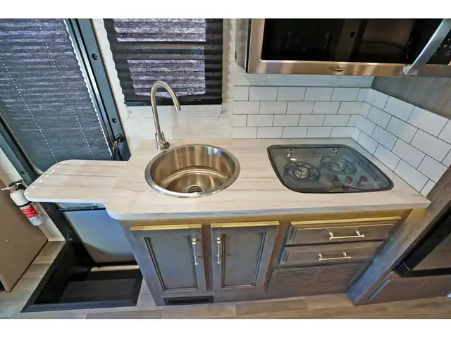 2024 Entegra Coach Qwest SE 24L + Moteur Mercedes Diesel in RVs & Motorhomes in Laval / North Shore - Image 19