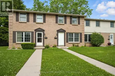 Welcome to this well maintained 3 bedroom & 1.5 bathroom condo located in desirable south London. Op...