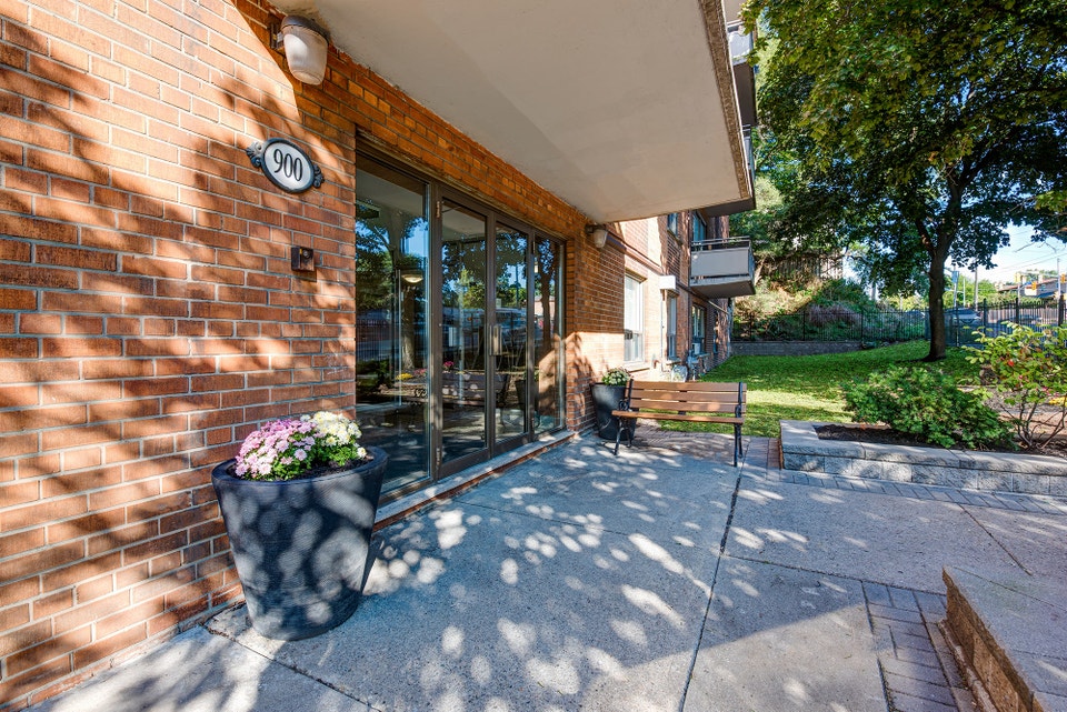 BACHELOR APARTMENT FOR RENT!  (Jane & Eglinton) 3