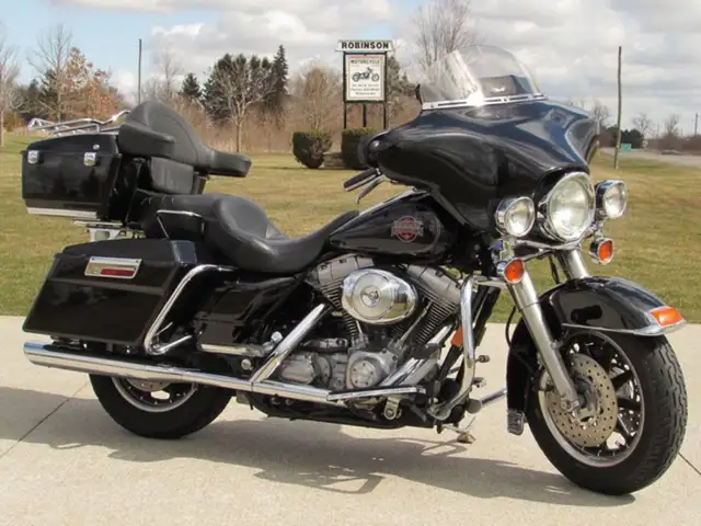 2004 Harley-Davidson FLHT - Electra Glide 61,000 KM New Cam Tens in Sport Touring in Leamington - Image 2