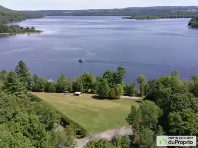 Accès au bord de l'eau du magnifique Lac Massawippi, long de 14.2km. Un des plus beaux lacs du Québe...