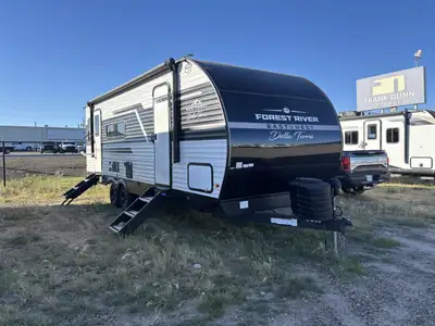 Welcome to the perfect couples floorplan! This camper is under 30ft total length but you don't have...