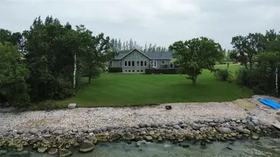 R31//Ste Rose Du Lac/IT'S SPECTACULAR! IT'S YOUR DREAM COME TRUE! On a natural shoreline of Lake Dau...