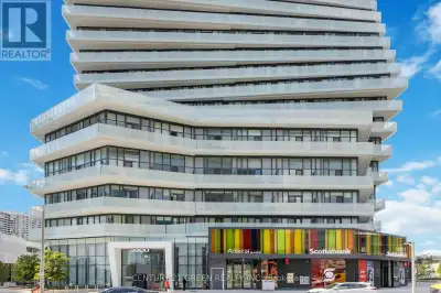 Stunning 1 Bedroom Suite In The Highly Sought-After M City Condos! Soaring 10' Ceilings. Contemporar...