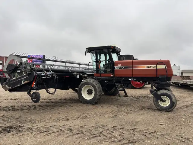 2005 Hesston 9240 in Farming Equipment in Swift Current - Image 2