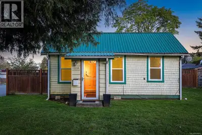This charming 730 sq. ft. rancher in Courtenay offers excellent potential for first time buyers, dow...