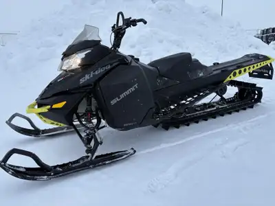 2016 Skidoo Summit X T3 800R E-TEC 174x3inch with 3,692 KM'S. Aftermarket front and rear bumpers, GG...