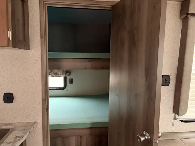 2018 Keystone SPRINTER 29 FWBH in Travel Trailers & Campers in St. Albert - Image 16