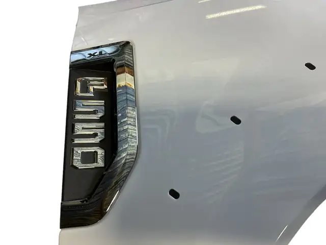 17-22 Ford F550 Superduty  Fender Badges in Auto Body Parts in Owen Sound - Image 2
