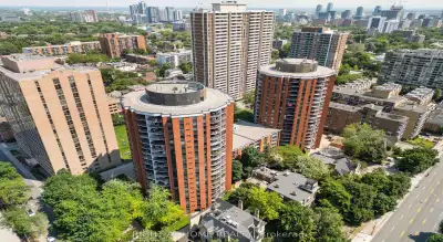 Price: $599,999 / $2,276/mo Wake up to sweeping southwest views of Toronto's skyline every single da...