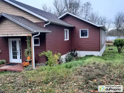 Bord de l'eau avec 250p. de façade sur le lac Beauchastel situé sur un magnifique terrain de plus de...