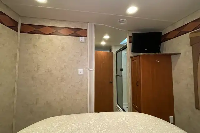 2010 Jayco Greyhawk 31GS - Pre-Owned Class C Motorhome in RVs & Motorhomes in Red Deer - Image 32