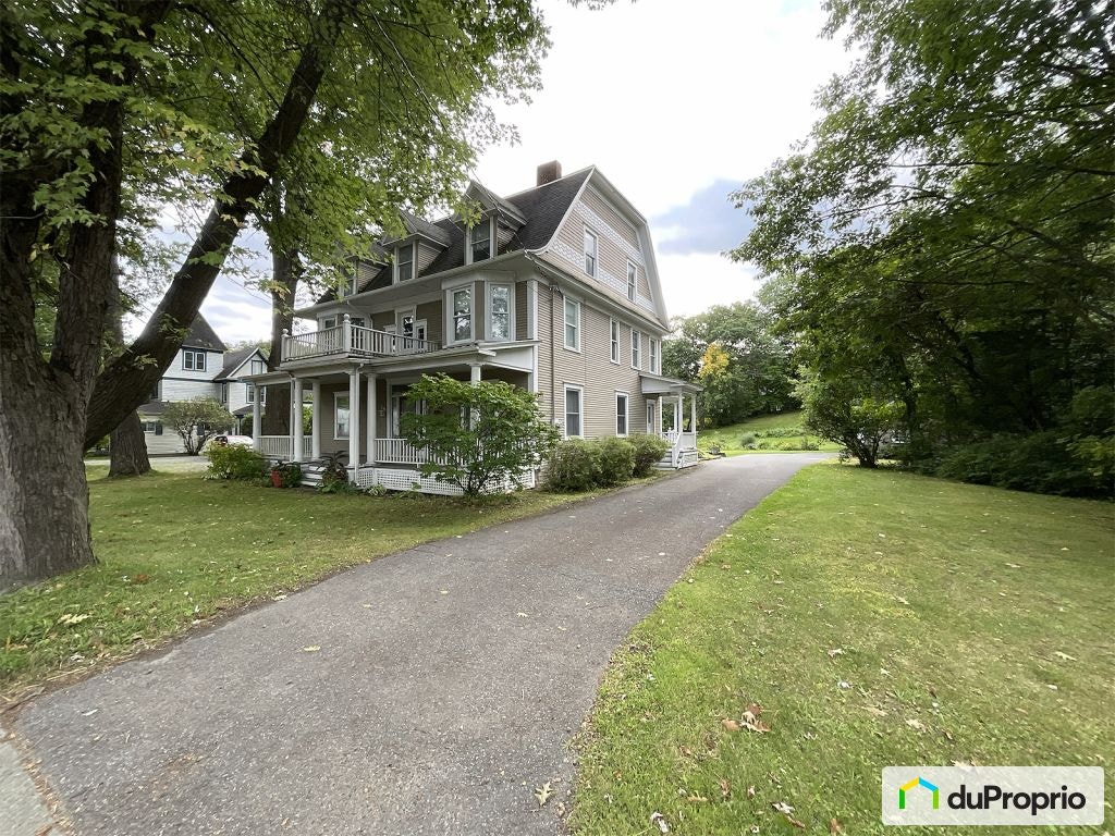 $690,000 - 2 Storey for sale in Ayer's Cliff — photo 1