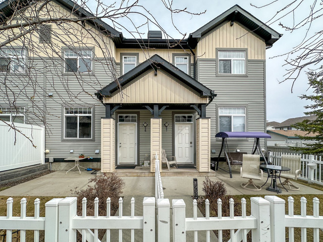 Cozy 3 Bedrooms Townhouse with double garage in Hamptons in Long Term Rentals in Edmonton