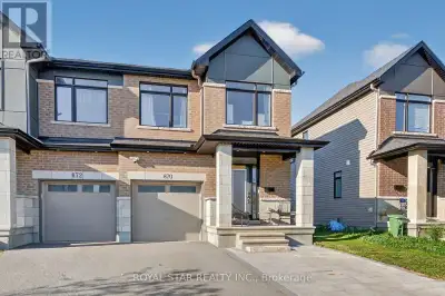 Welcome to this stunning end unit in one of Riverside Souths most desirable communities. Claridge's...