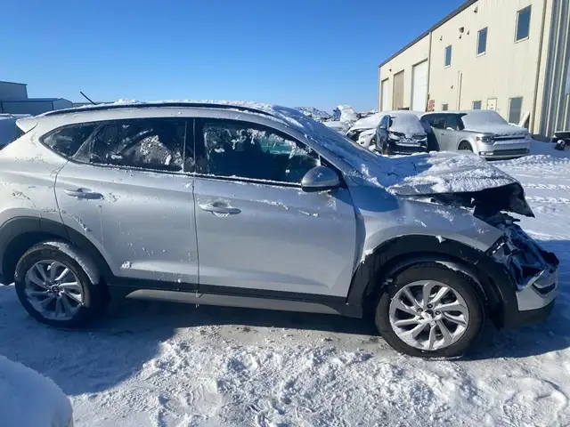 2017 Hyundai Tucson AWD 4dr 2.0L SE *ONLY FOR PARTS* in Auto Body Parts in Regina - Image 4