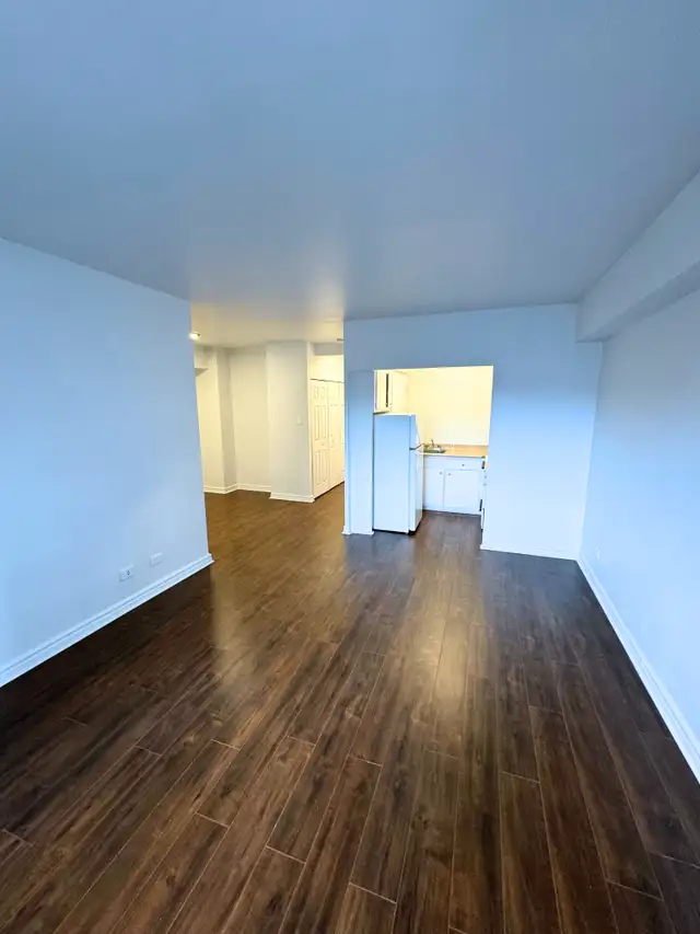2.5 Available JULY - SHERBROOKE - Downtown - Snowdon