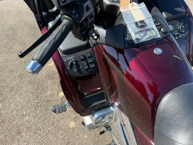 2007 Honda Gold Wing LOW KMS, MINT CONDITION, 1 OWNER, NO ACCIDE in Sport Touring in London - Image 13