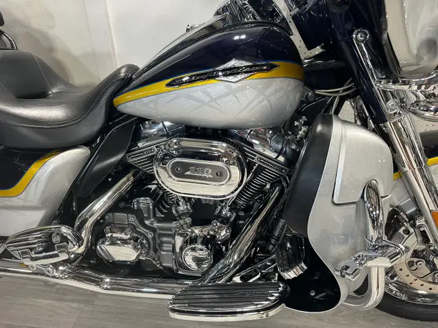2012 Harley-Davidson CVO ULTRA LIMITED in Other in London - Image 4