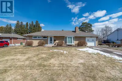 Beautifully maintained 3+1 bedroom, 2 bath all-brick bungalow in a quiet, family-friendly Pembroke n...