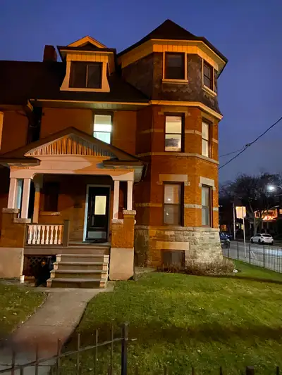 Newly renovated studio 5 min walk to Village and 7 min walk to High Park. TTC streetcar and near Dun...