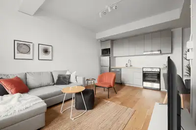 Beau 3 et demi rénové, meublé et tout inclus dans un nouveau projet locatif situé au coin de l’avenu...