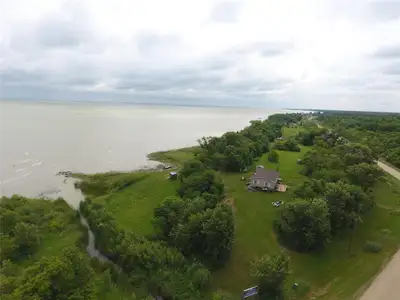 R40//Amaranth/Here s your chance to enjoy lake life with water, sand beach, fishing, snowmobiling, a...