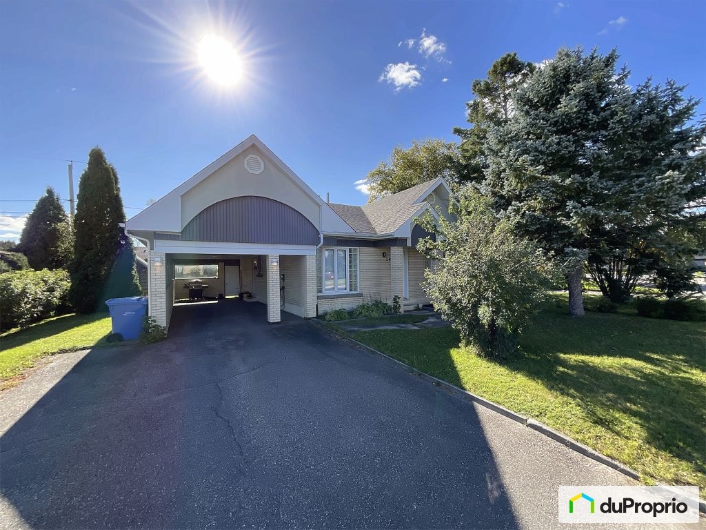 $467,000 - Bungalow for sale in Chicoutimi (Chicoutimi) — photo 1