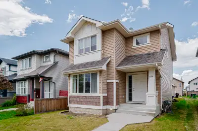 **4-BEDROOM HOME WITH FINISHED BSMT & DBLE GARAGE IN SILVERBERRY