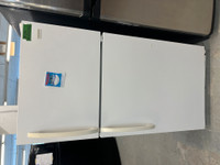 9104- Réfrigérateur Frigidaire blanc congélateur en haut top fre
