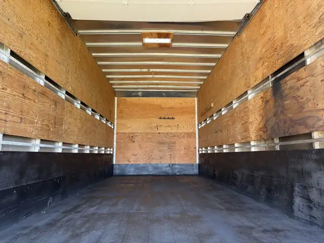 2019 Isuzu NRR 20 Foot Cube Van in Heavy Trucks in Delta/Surrey/Langley - Image 13