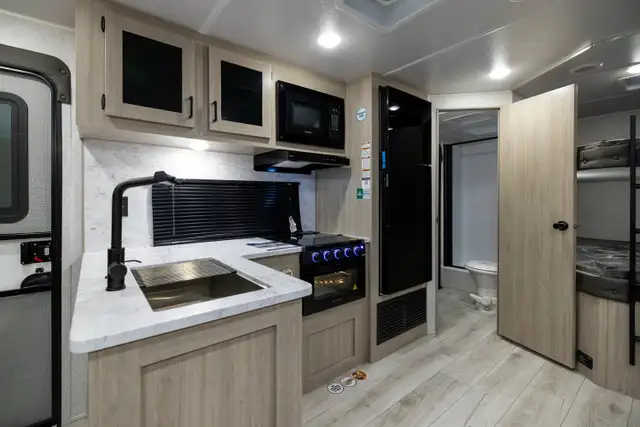 2026 Forest River EASTY TO WEST DELLA TERRA 275BH BUNKS BUNK MOD in Travel Trailers & Campers in Regina - Image 7