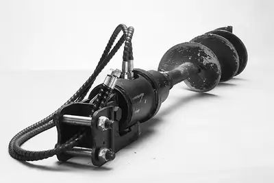 Accessoires en stock pour mini-pelles : attaches rapides, godets de nivellement, godets hydrauliques...