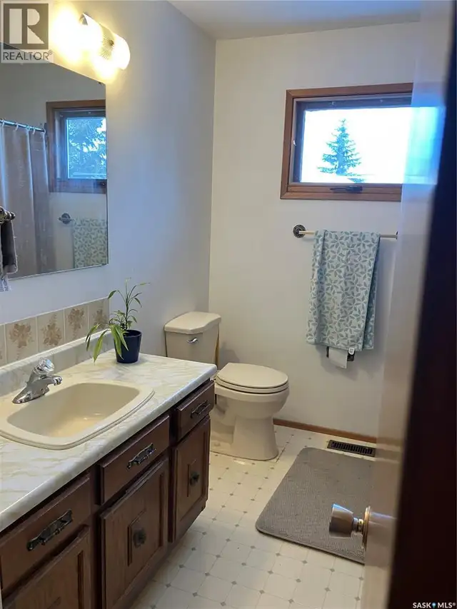 402 3rd STREET NW Ituna, Saskatchewan in Houses for Sale in Regina - Image 12