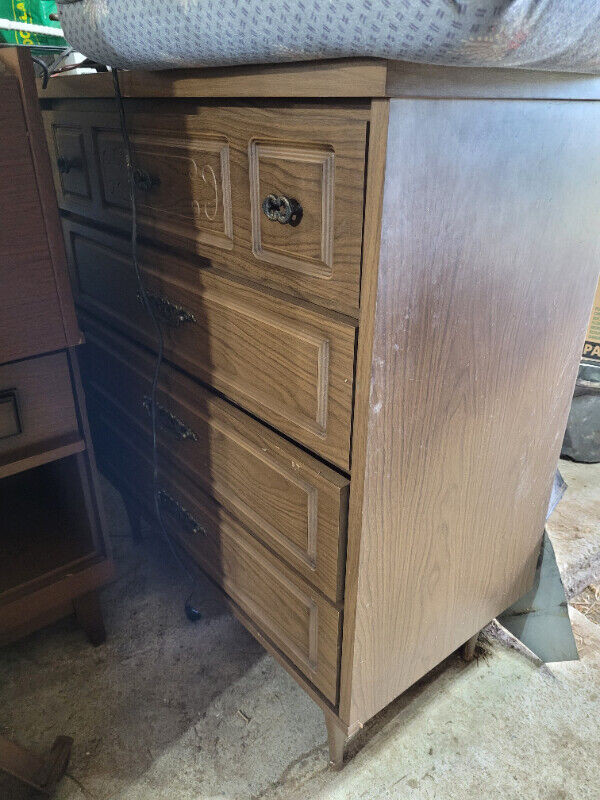 Vintage wood bedroom set (dressers , side tables and double bed) in Dressers & Wardrobes in Belleville - Image 2