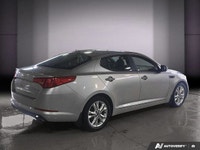 La Kia Optima 2013 se démarque par son design audacieux et moderne, qui lui donne une allure sportiv... (image 6)