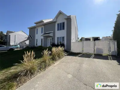 Superbe jumelé fraîchement rénové comportant 3 chambres, 1 salle de bain complète et 2 salles d'eau....