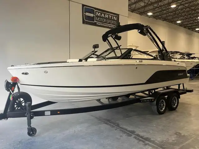 2025 Cobalt Boats CS23 Surf in Powerboats & Motorboats in Saskatoon - Image 4