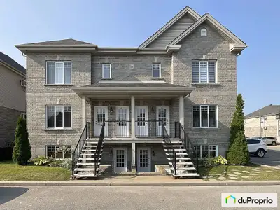 Découvrez ce magnifique condo offrant des plafonds de 9 pieds qui procurent une belle sensation d'es...