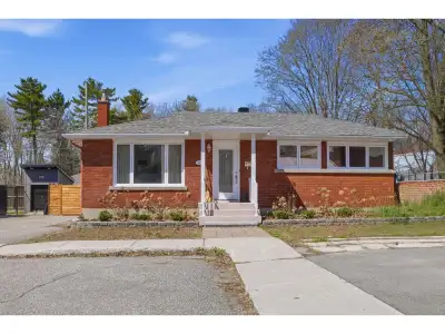 Beautiful bungalow located in the sought-after Val-Tétreau area, offering 4 bedrooms and 2 bathrooms...
