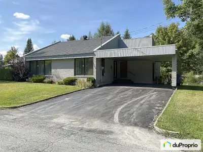 Située dans un secteur tranquille. Espace de vie à aire ouverte et plafond cathédrale (cuisine, salo...