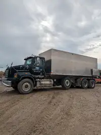 2013 Western Star 4900SB automatic with On-Trux roll off low km