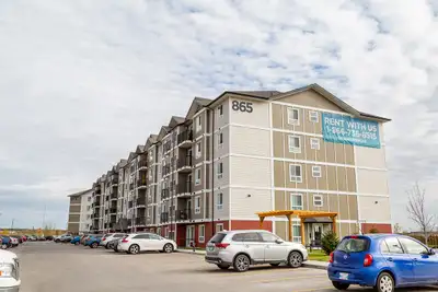 Pet-Friendly Three Bedroom Two Bath with In-suite Laundry for Re