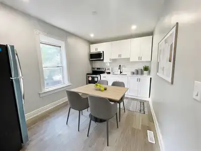 BRIGHT 2 BEDROOM IN GIBSON, HAMILTON AVAILABLE MAY 15th ! Renovated Split Level Upper Unit 700 Wilso...