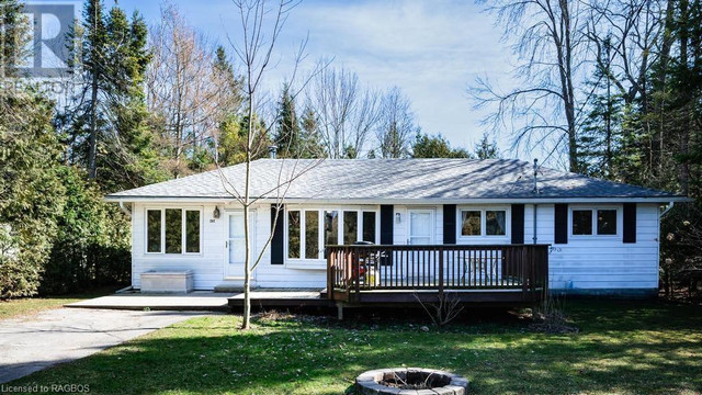 262 HURON Road Point Clark, Ontario in Houses for Sale in Owen Sound